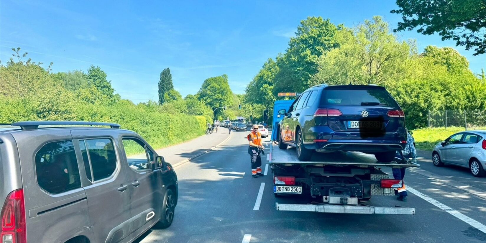 Heftiger Unfall sorgt für lange Staus im Dortmunder Süden Feuerwehr und Polizei im Einsatz