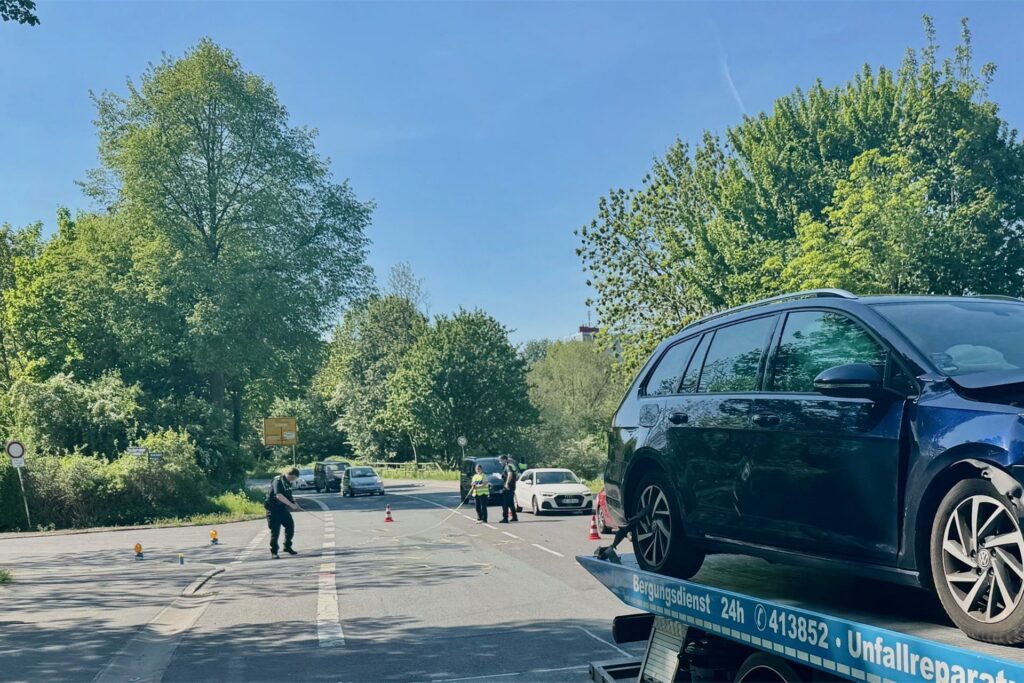Fahrzeug wird nach Unfall abgeschleppt.