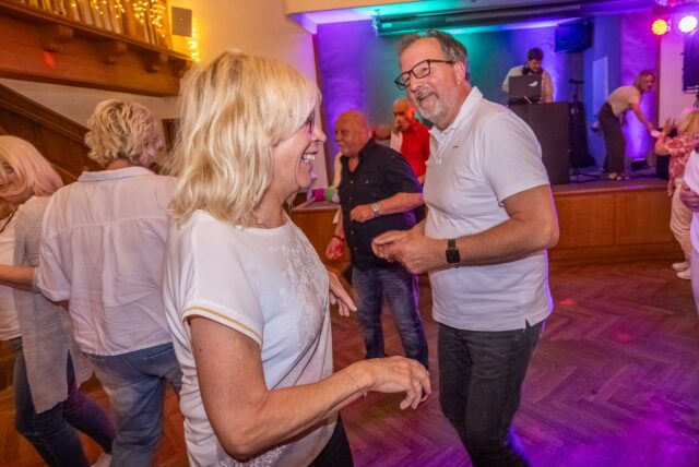 Menschen feiern beim Tanz in den Mai im Hopfen & Salz in Dortmund mit Musik und guter Stimmung.