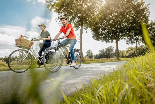 Zwei Fahrradfahrer auf einer Straße.