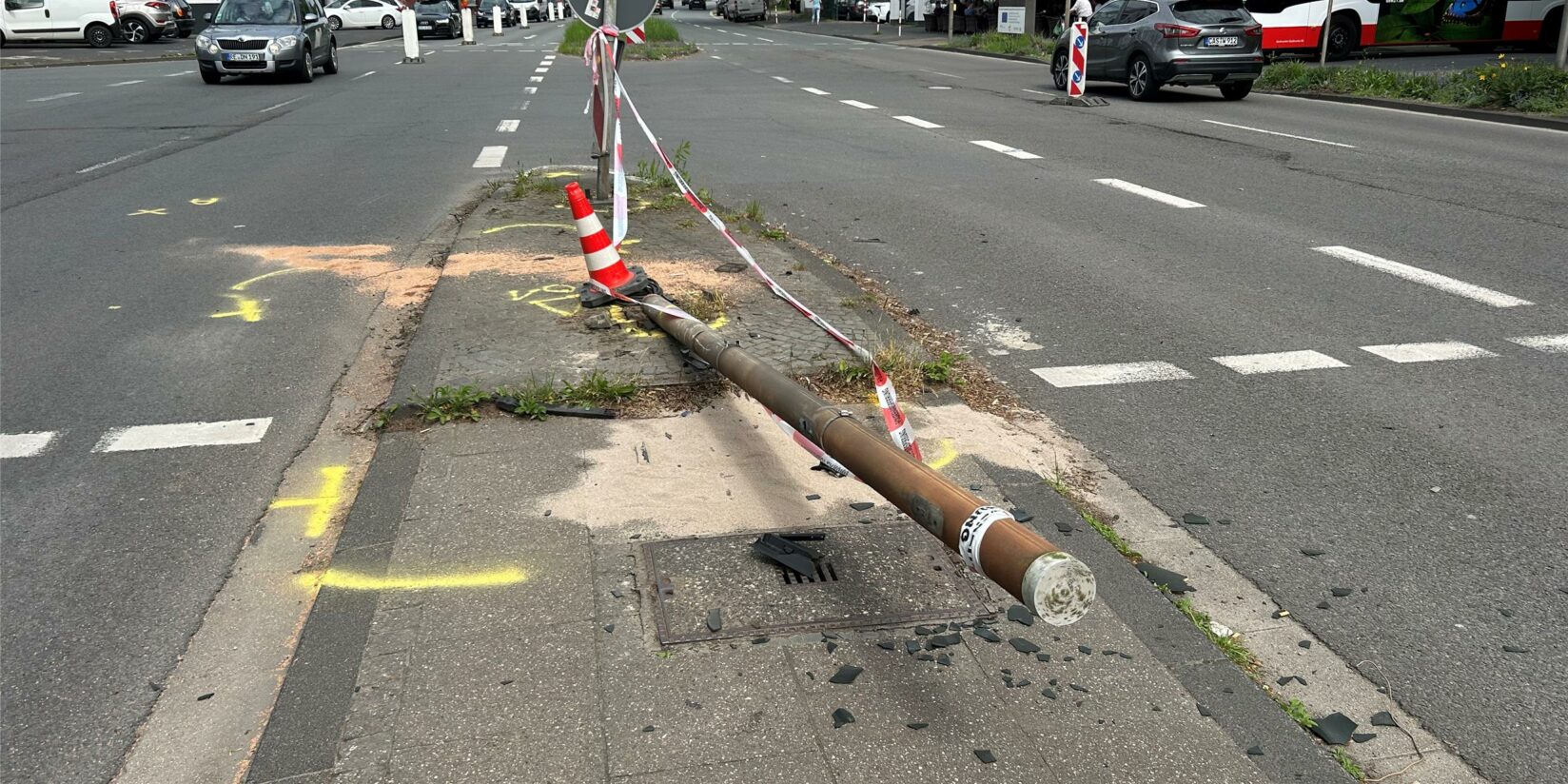 Gefahr für Fußgänger: B235-Ampelanlage nach Unfall defekt
