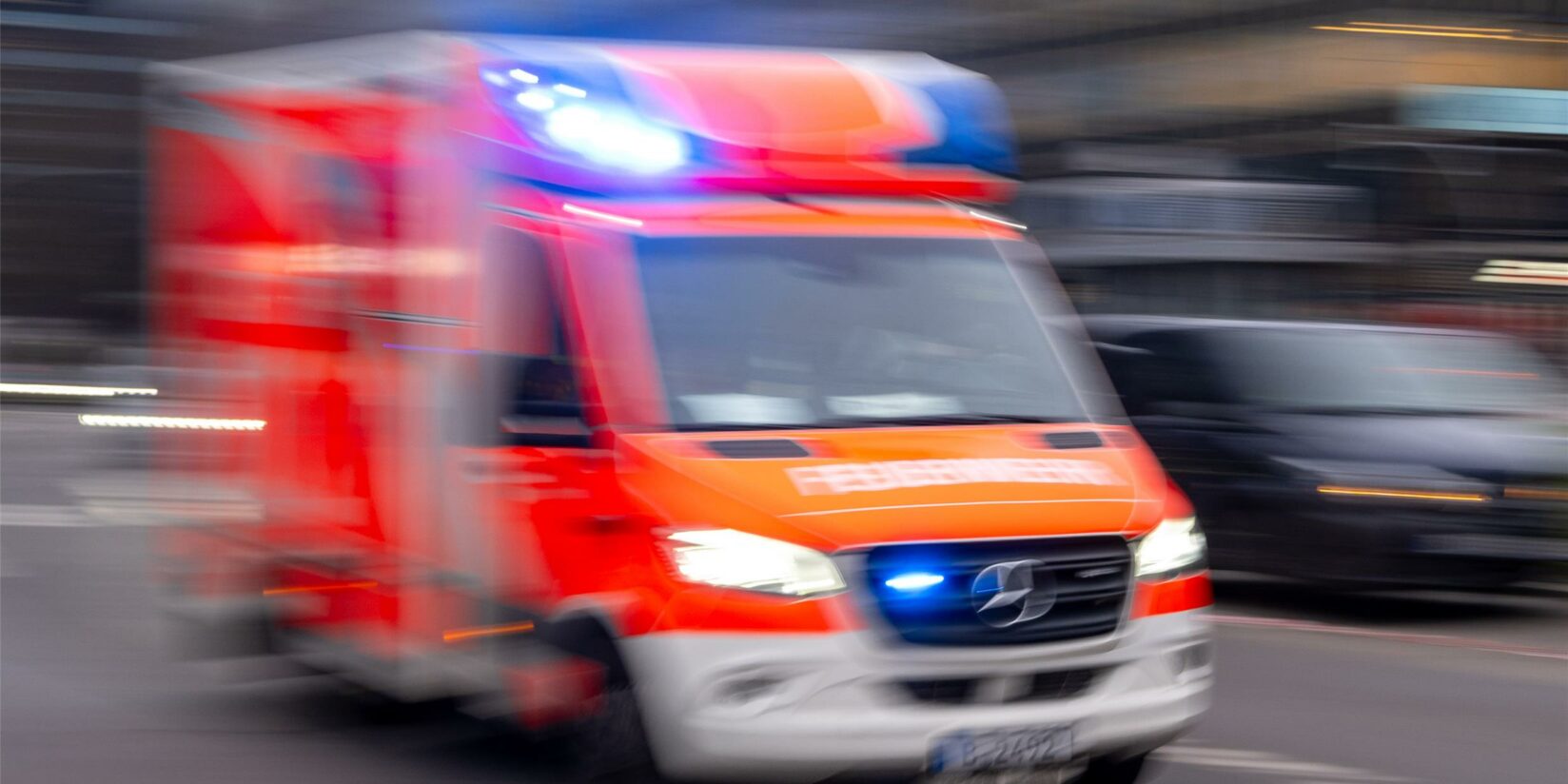 Unfall zwischen zwei Mopeds: Zwei Fahrer schwerverletzt