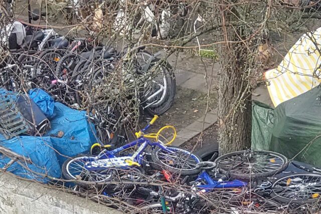 Auf den Hinterhöfen der Wartburgstraße 33, 33a und 35 wurde haufenweise Unrat gesammelt.