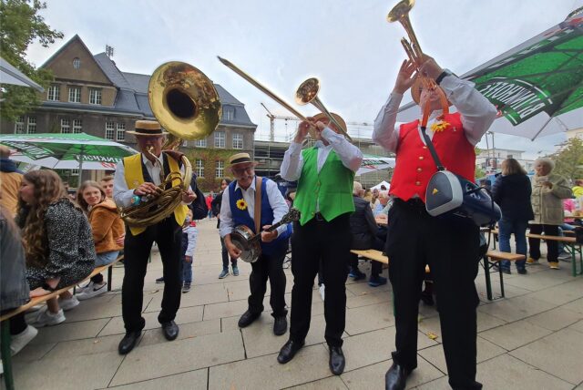 Die Little Johns Jazz Band bei einem Auftritt auf dem Holzwickeder Marktplatz.