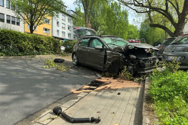 Ein Auto nach einem Unfall an der Märkischen Straße.