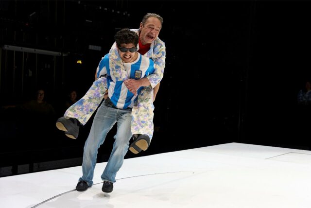 Peer Gynt (Eren Kavukoğlu) nimmt seine Mama (Sven Seeburg) schon mal Huckepack.