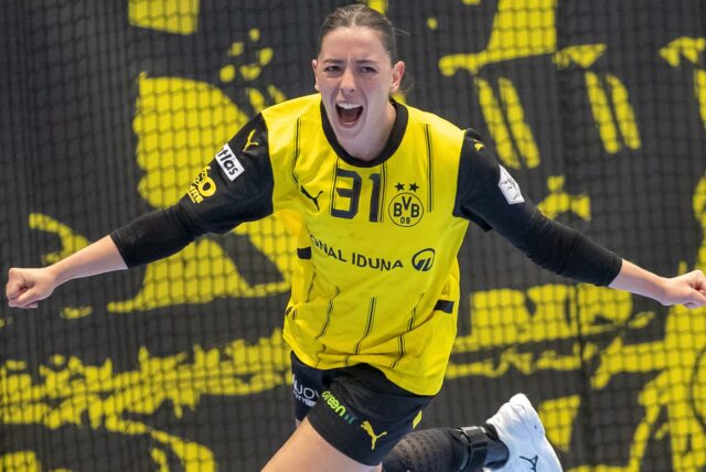 Eine BVB-Handballerin jubelt.