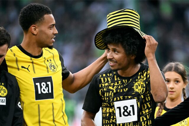 Karim Adeyemi setzt einen Hut auf.