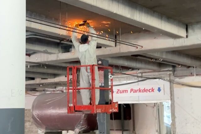 Ein Handwerker arbeitet im Ex-Real in Eving und es fliegen Funken.