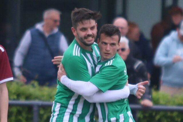 Christos Kessaris und Niklas Neumann umarmen sich.