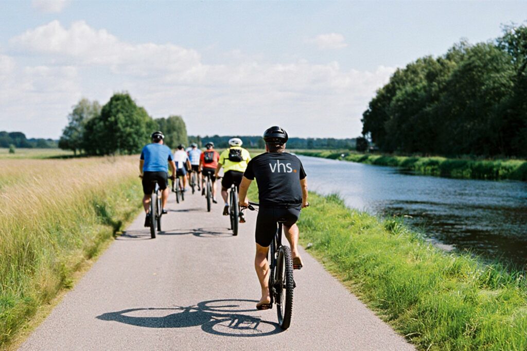 KI-generierte Grafik: Fahrradfahrer am Dortmund-Ems-Kanal