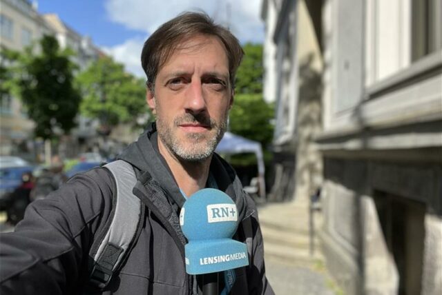Reporter Tim Schulze steht vor dem Landgericht Dortmund.
