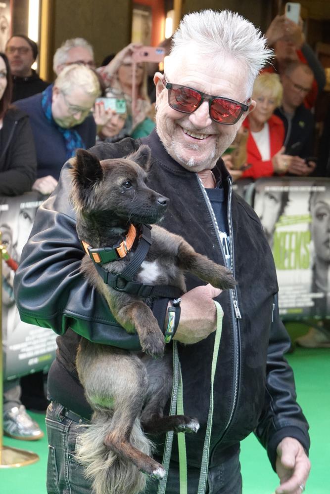 Martin Semmelrogge mit seinem Hund Hachiko bei der Premiere von „Keeks letztes Ding“