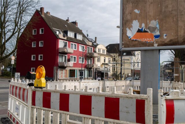 Baustelle für Fernwärme der Hertener Stadtwerke an der Ewaldstraße in Herten nahe der Elisabethstraße, 20.02.2025