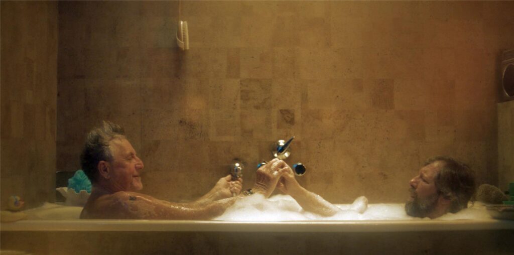 Dem Kiffer Keek (Oliver Korittke) erscheint beim Baden im Hanfrausch sein alter Kumpel Schlucke (Martin Semmelrogge).