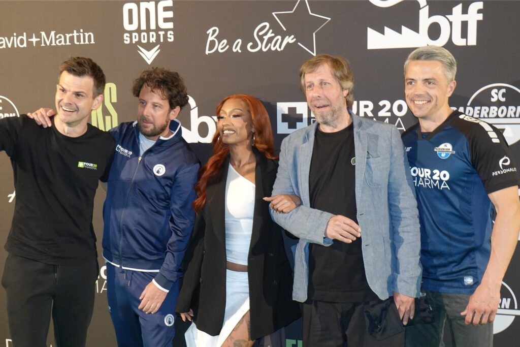 Im Rampenlicht bei der Premiere von „Keeks letztes Ding“: (von links) Torsten Greif (Four 20 Pharma), Regisseur Marian Meder, die Darsteller Nura und Oliver Korittke sowie Thomas Schatton (Four 20 Pharma).