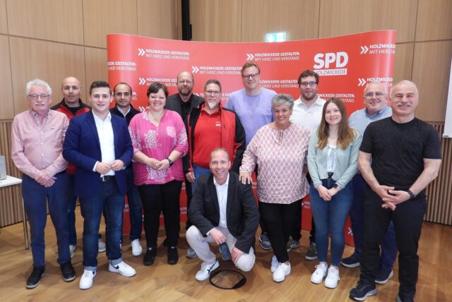 Mitglieder der Holzwickeder SPD posieren im Emschersaal des Rathauses im Nachgang an die Aufstellungsversammlung für die Kommunalwahlen im September.