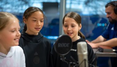 Rapper Seba nimmt auf Schalke mit Kindern Songs auf