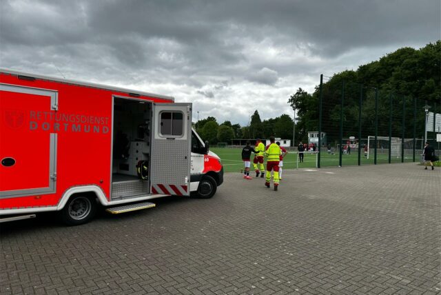 RTW an einem Sportplatz