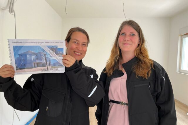 Kerstin Froese und Franziska Brand (v.l.), Mitarbeiterinnen beim Bauträger Froese, stehen in einer der neuen Wohnungen am Graffweg.