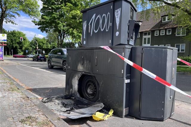 Vom Brand beschädigter Panzerblitzer mit der Aufschrift „!1000!“ an der Langenbochumer Straße in Herten.