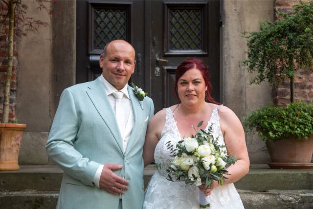 Melanie (geborene Wettke) und Tim Regler haben sich auf Schloss Bladenhorst das Ja-Wort gegeben.