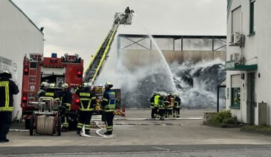 Brand bei Recyclingunternehmen am Hafen – Feuerwehr im Einsatz
