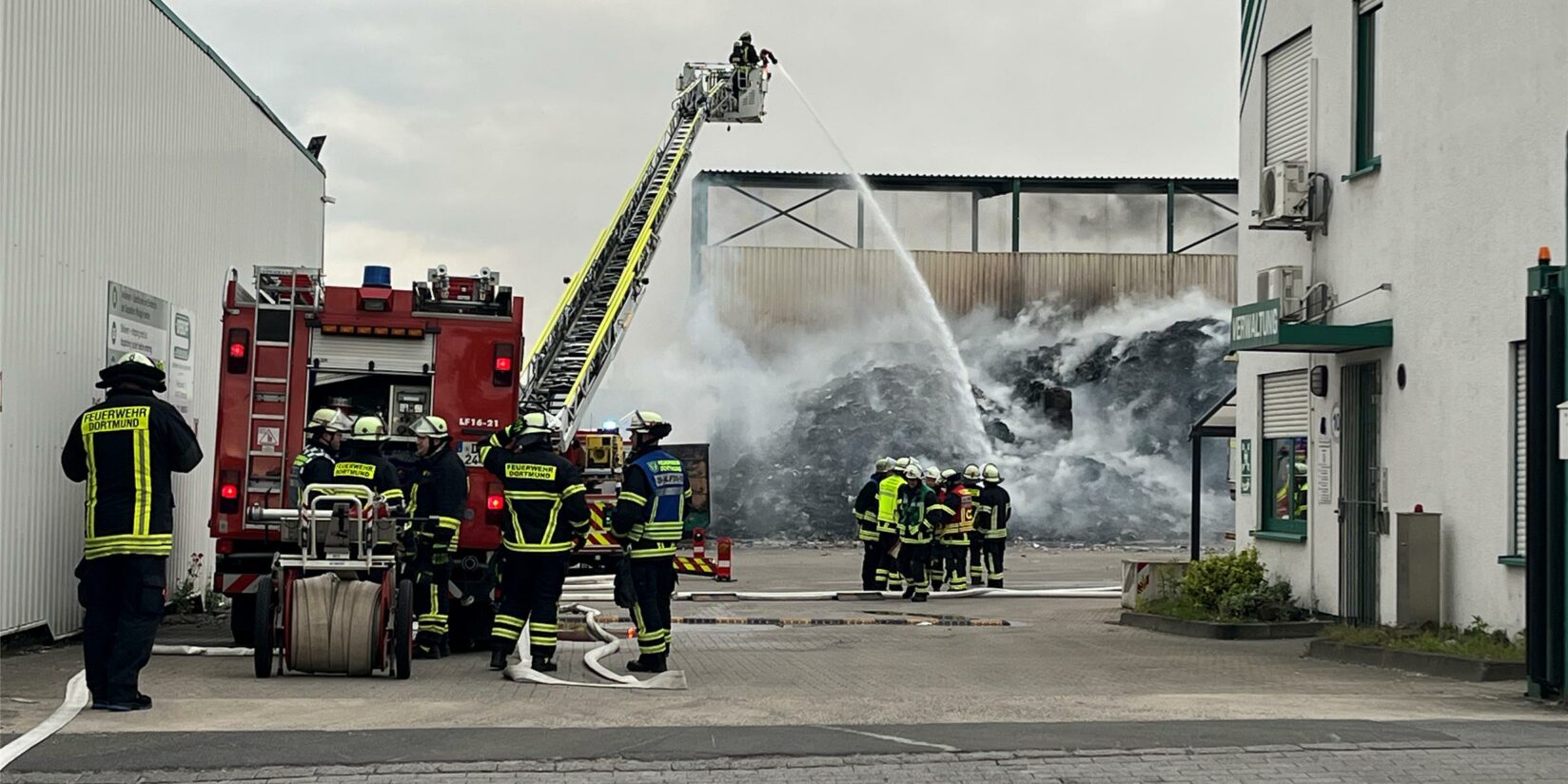 Brand bei Recyclingunternehmen am Hafen – Feuerwehr im Einsatz