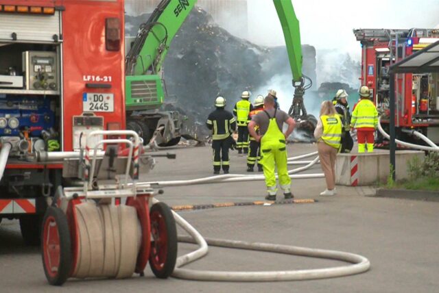 Kräfte der Feuerwehr bei den Löscharbeiten am Dortmunder Hafen