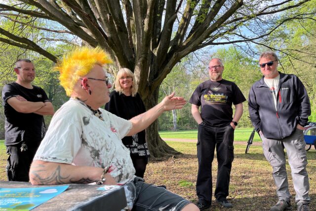Punky Bahr und weitere Organisatoren der Konzertveranstaltung „Volk im Katzenbusch“ in Herten-Süd haben sich unter einem Baum versammelt.
