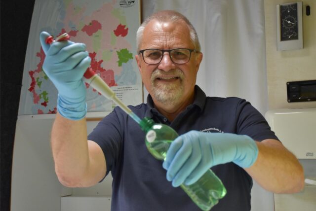 Harald Gülzow analysiert eine Brunnenwasserprobe im Labormobil vom VSR-Gewässerschutz.
