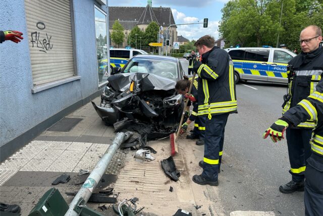 Zwei Verletzte, ein schwer beschädigter Kleinwagen und ein niedergestreckter Ampelmast: Das ist die Bilanz eines Alleinunfalls in Henrichenburg, bei dem ein Autofahrer offenbar die Kontrolle über das Auto verlor.