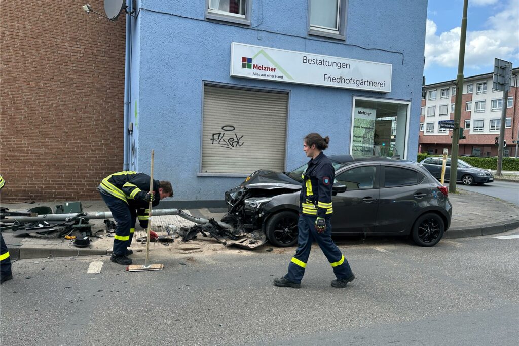 Rettungskräfte der Feuerwehr eilten um 15.13 Uhr zur Unfallstelle. Um 15.45 Uhr waren sie vor Ort mit der Bergung der Einzelteile beschäftigt. 