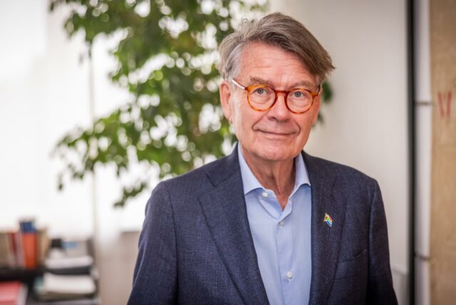 Portraitfoto von Hans-Jörg Hübner in seinem Büro