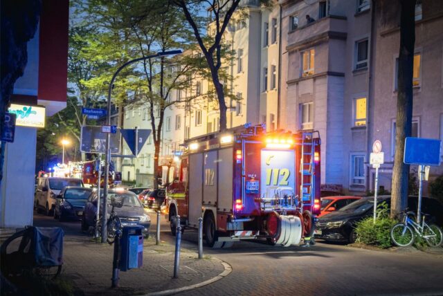 Einsatzkräfte der Feuerwehr sind am Mittwochabend in die Hüttemannstraße im Klinkviertel alarmiert worden.