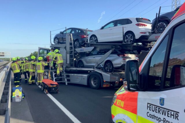 Die Feuerwehr Castrop-Rauxel versorgt einen LKW-Fahrer nach einem medizinischen Notfall – das Fahrzeug kam quer zum Stehen.