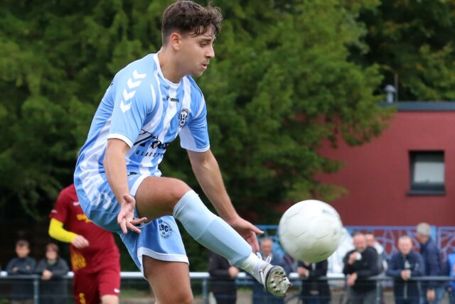 Zwei Spieler kämpfen um den Ball.