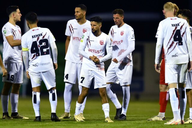 Spieler von Türkspor Dortmund stehen zusammen.