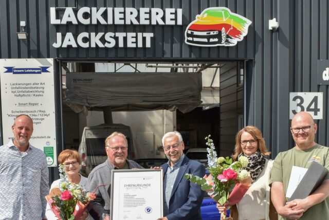 Gratulation zum Jubiläum: (v.l.) stellv. Vorstandsvorsitzender und Lehrlingsbeauftragter des Fachverbands Karsten Zimmer, Helga Jacksteit, Unternehmensgründer Werner Jacksteit, Vorsitzender des Fachverbands Lack- und Karosserietechnik Westfalen Heinz-Bernd Raue, Isabel Jacksteit, Inhaber Patrick Jacksteit.