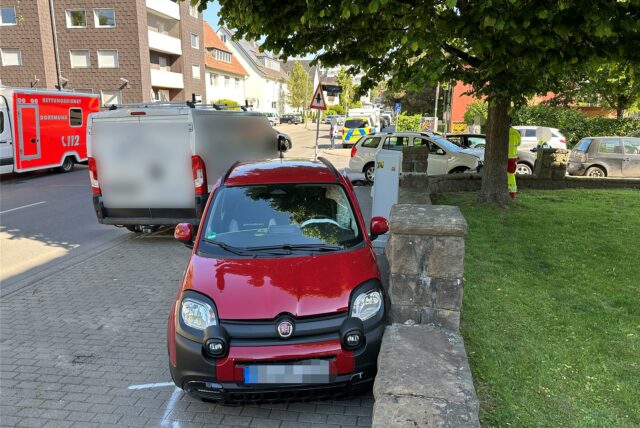 Zwei Autos nach einem Unfall in Dortmund-Hombruch.