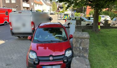 Autos krachen bei Unfall in Dortmund-Hombruch in Mauer