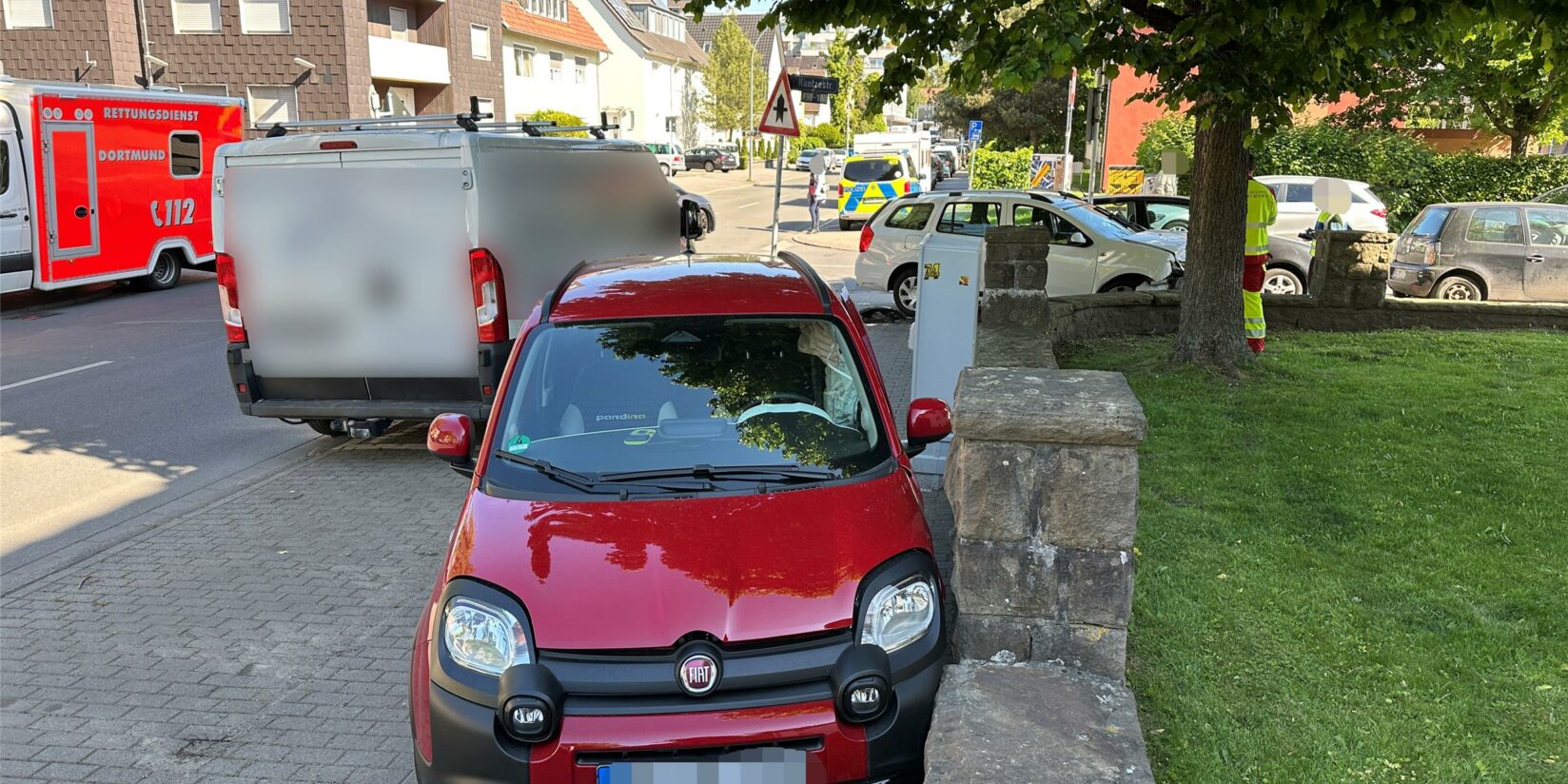 Autos krachen bei Unfall in Dortmund-Hombruch in Mauer