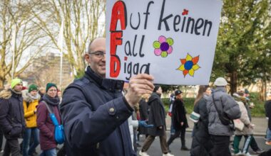 Aufzug fordert „AfD Verbot Jetzt“