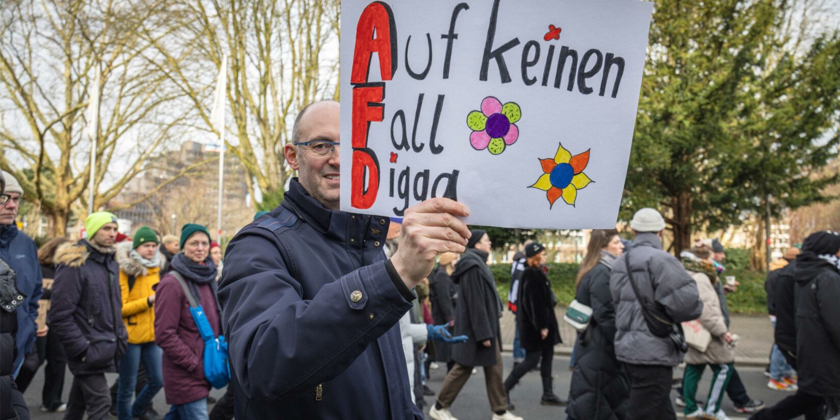 Aufzug fordert „AfD Verbot Jetzt“