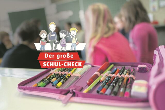 Ein aufgeklapptes Etui liegt auf einem Tisch in einer Schule.