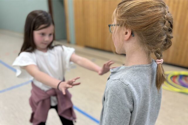 Erst- und Zweitklässler beim Training Gewaltfreies Lernen in der Turnhalle der Urbanus-Grundschule.