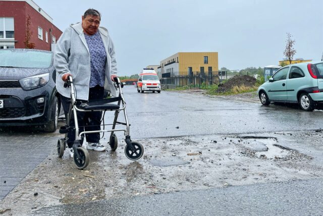 Besonders für gehbehinderte Brechtener – wie hier Gabi Heider – ist der noch nicht erfolgte Endausbau der Straßen ein Problem.