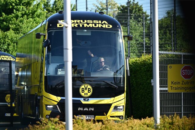Der BVB-Bus fährt zum Trainingsgelände.