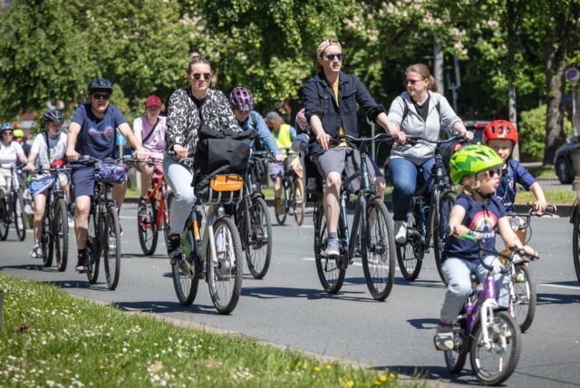 Fahrradfahrerinnen und Fahrradfahrer, die an der Kidical Mass teilnehmen. Sie fahren auf einer Straße in der Dortmunder Innenstadt.