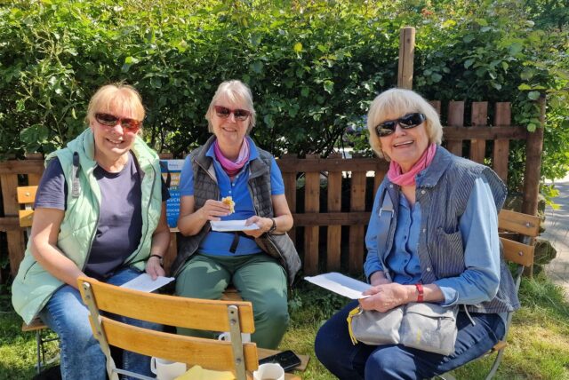 Drei Frauen essen Kuchen beim Frühlingsfest des Rotary Club Herten auf dem Hof Wessels.